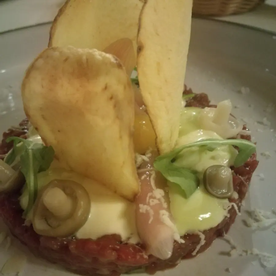 creation thumb for Tartare de bouf avec mayo au l'ognion rouge champignon et frit