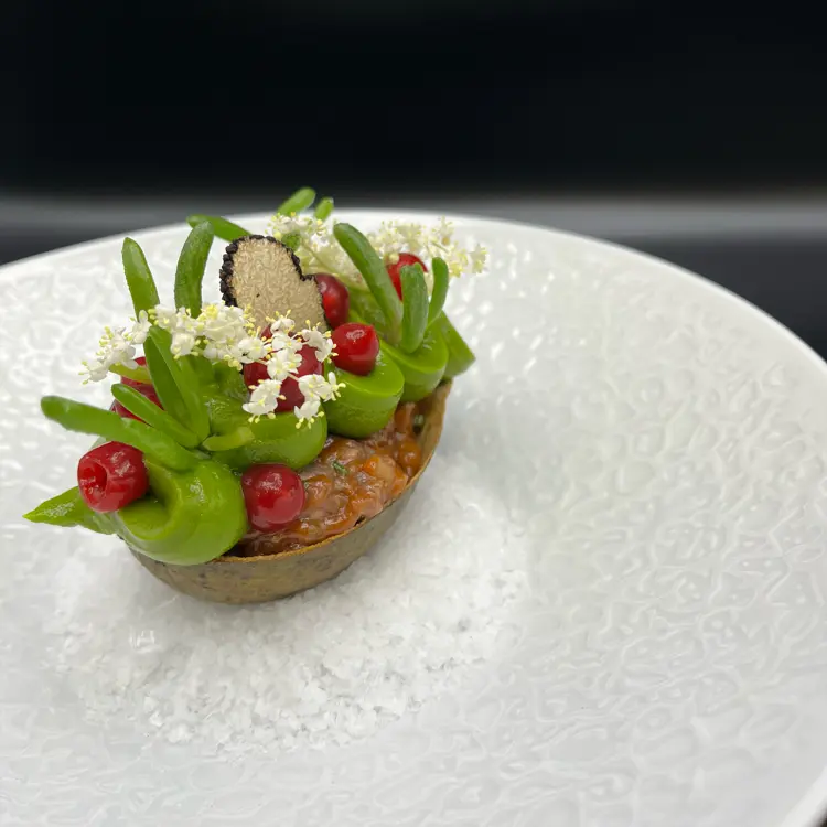 creation thumb for Beef Tatar vom Steppenrind mit Avocadocreme,Ribiseln