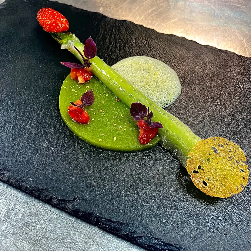 creation thumb for Asperge verte, pains, fraise et lard de colonnata