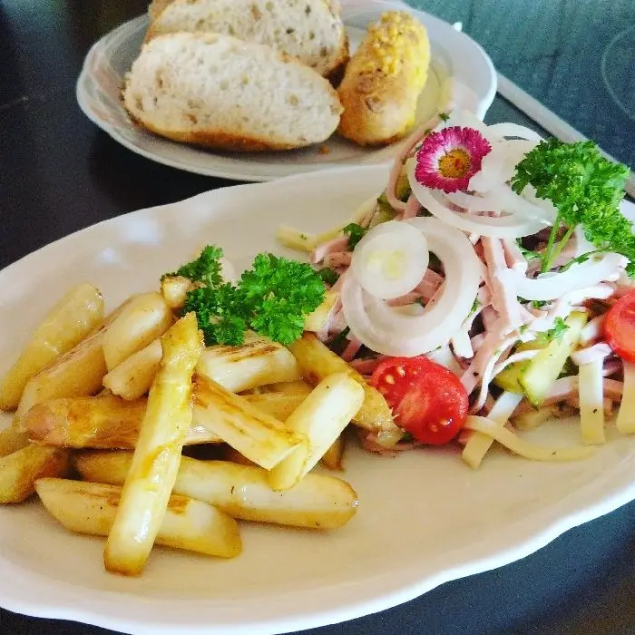 creation thumb for Hausmannskost :D Wurstsalat mit sautiertem Spargel