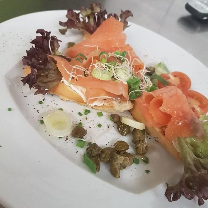creation thumb for Lachs-Bruscette mit Frischkäse, Kapern & Frühlingszwiebeln