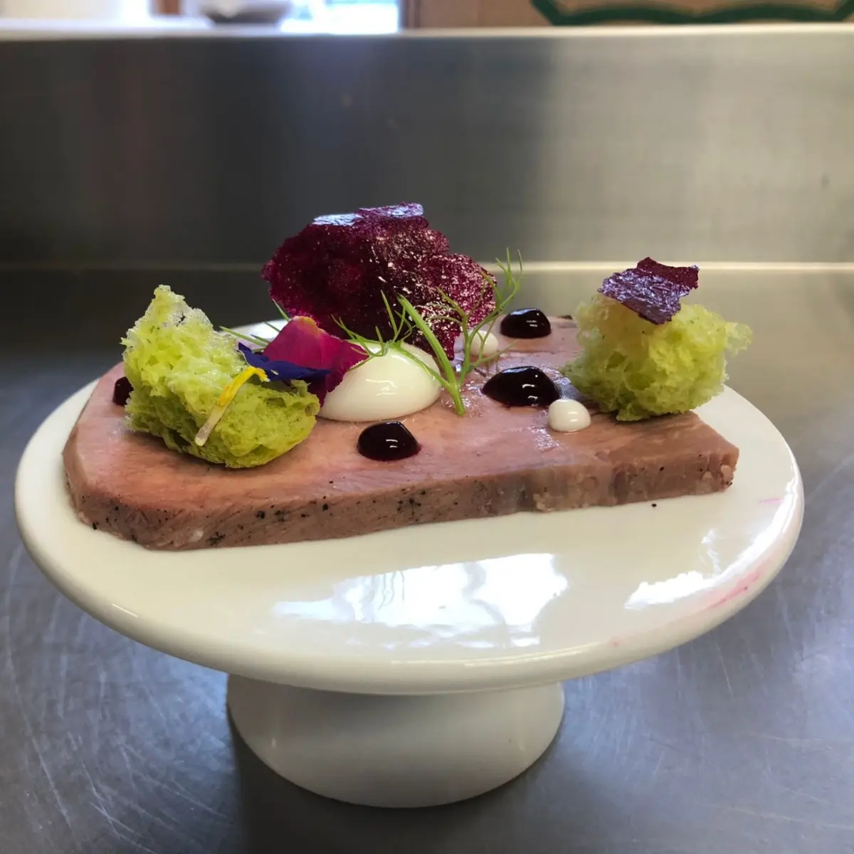 creation thumb for Lingua di chianina, sponge alla salsa verde, sferificazione inversa di yogurt, chips e gel di barbabietola