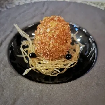 creation thumb for Uovo di quaglia croccante, spaghetti di riso soffiati e perle di balsamico
