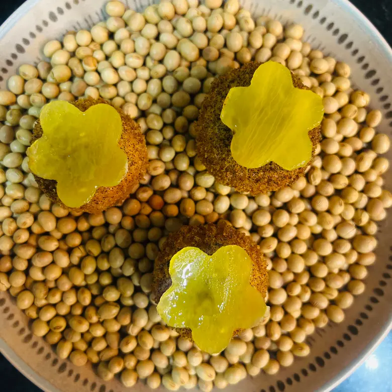 creation thumb for Fried bread stuffed with nirá and onion