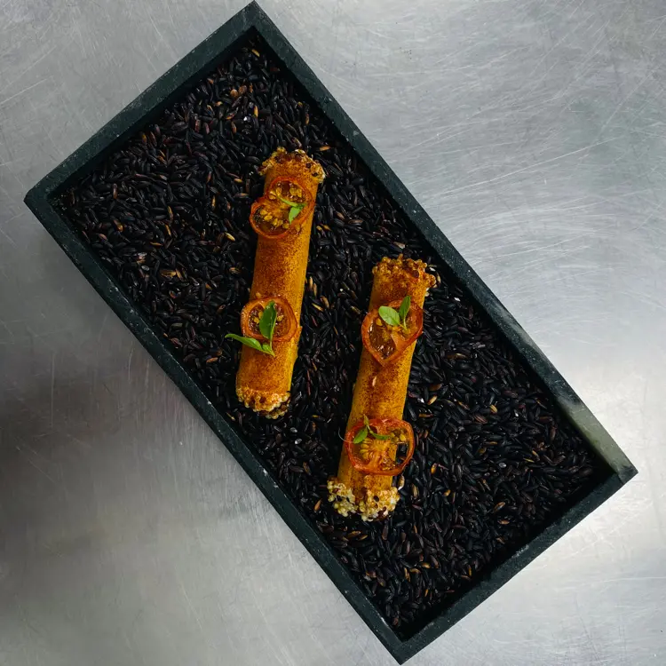 creation thumb for Cannoli con crema di burrata e basilico, pomodori secchi.