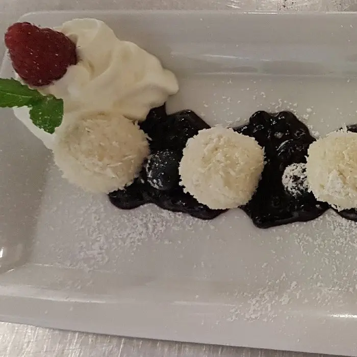 creation thumb for Kokos-Quarkbällchen auf Heidelbeergrütze