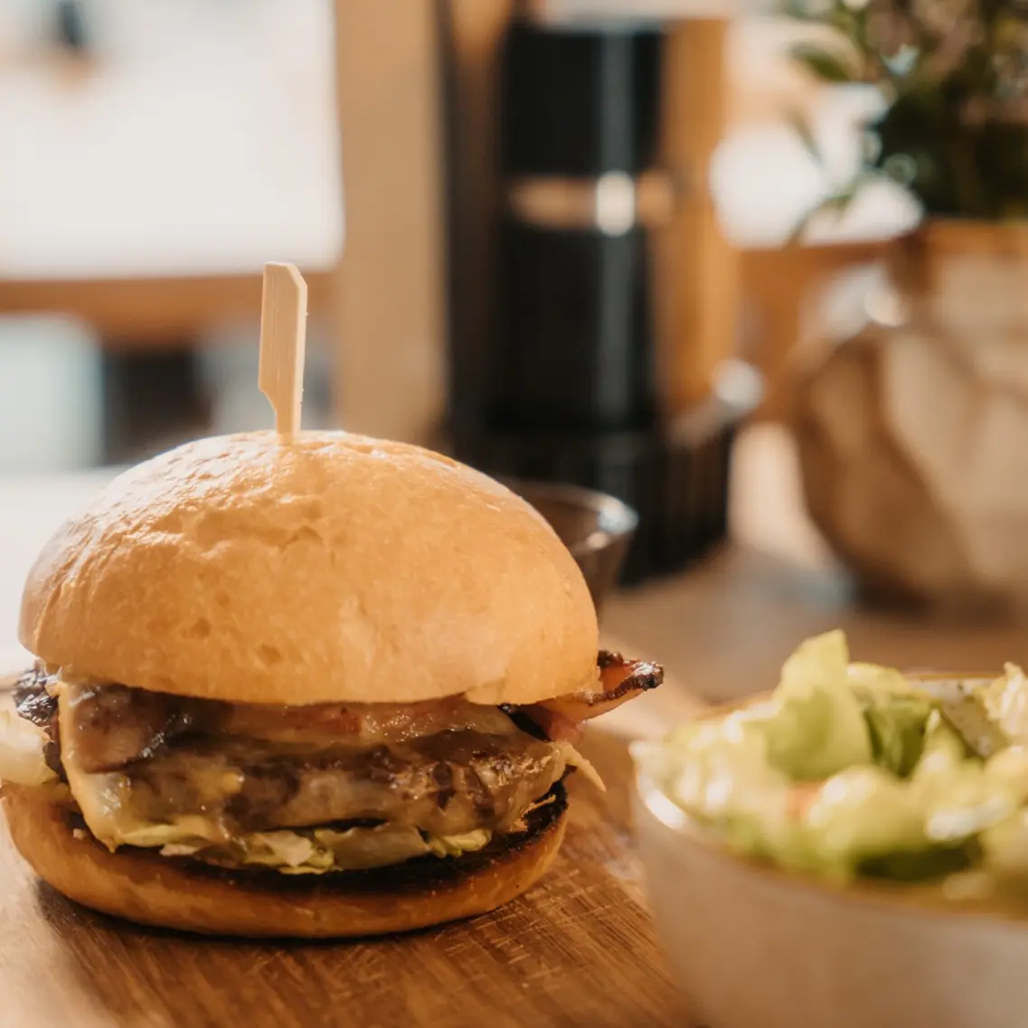 creation thumb for Der Gourmet Klassiker - Neubergerhof Burger