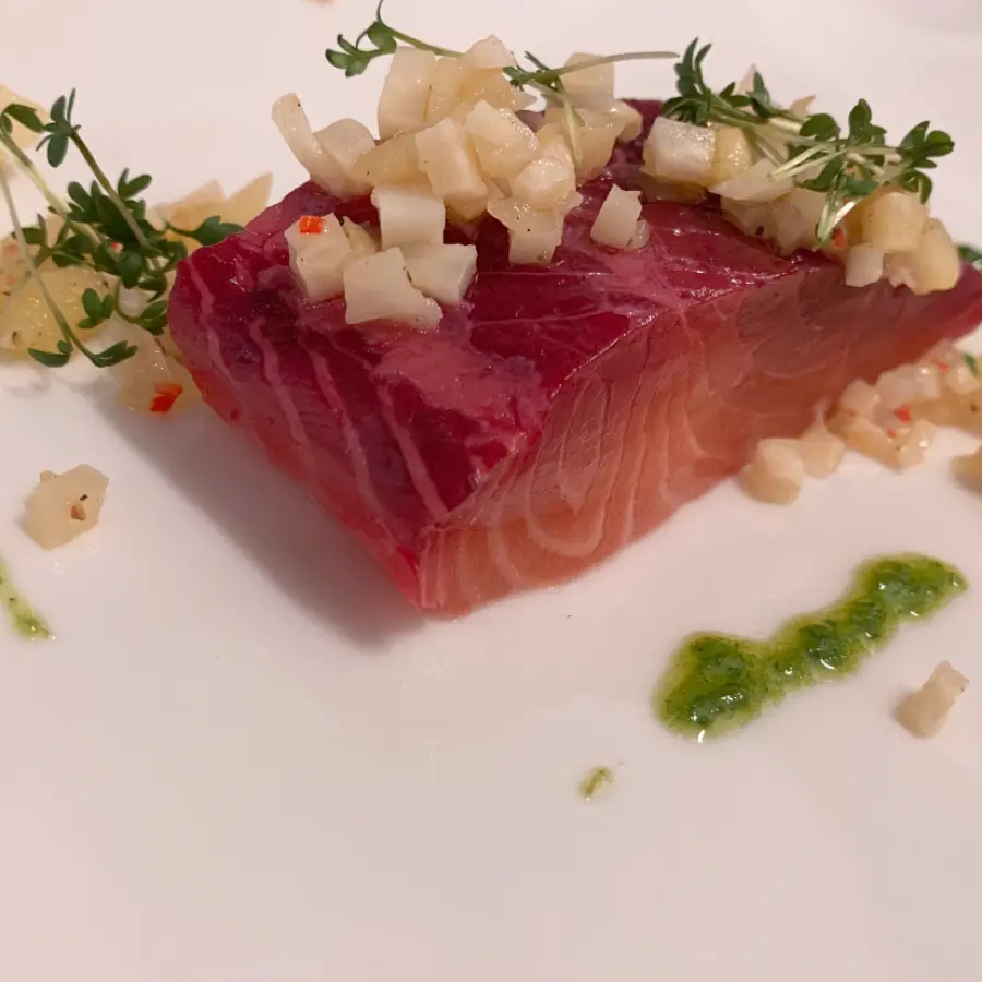 creation thumb for In Rote Bete gebeizter Lachs/ Rucola Pesto / Sellerie Apfel Salsa