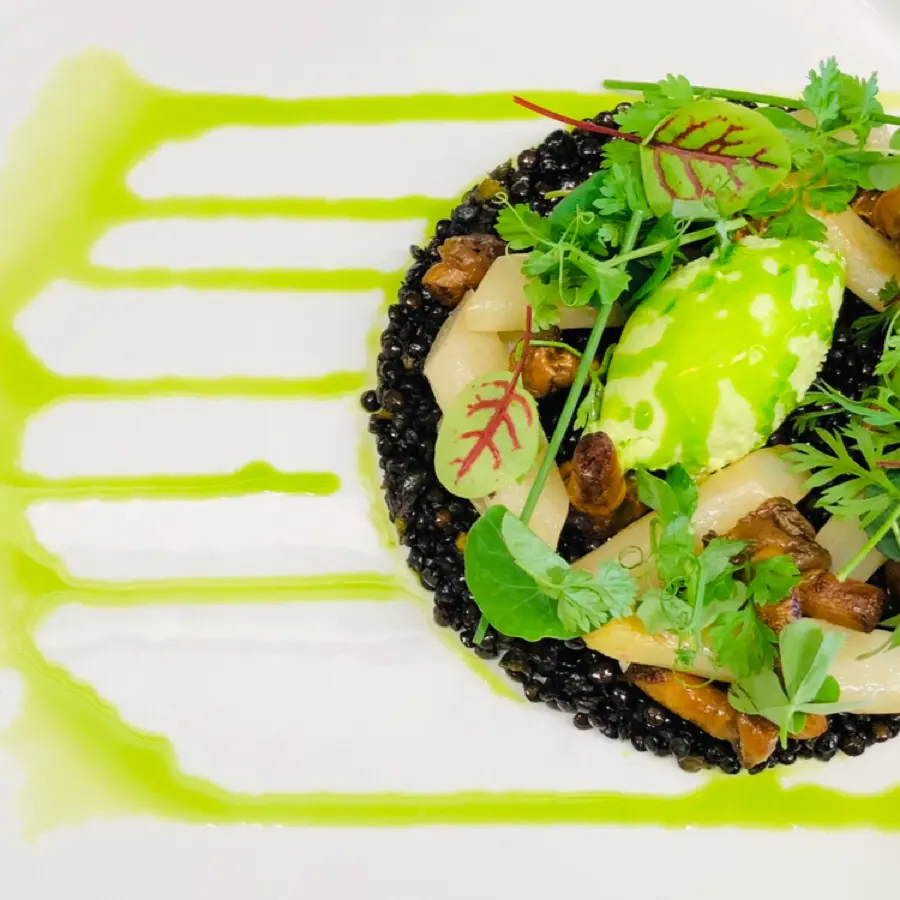 creation thumb for Veganer Hauptgang: Belugalinsen/geräuchter Spargel/Pfifferlinge/Kräutereiscreme