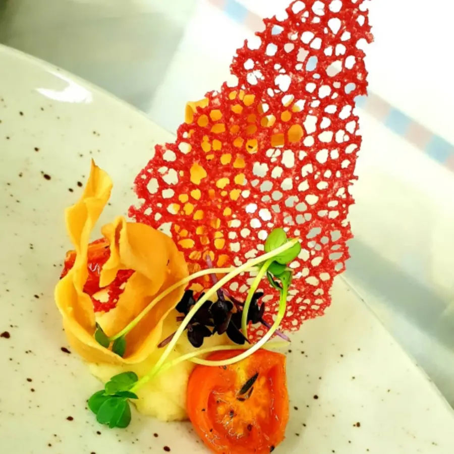 creation thumb for Garnitur / Koralle / contierte Kirschtomate / Kartoffelpüree / pastinaken Chips / Kresse