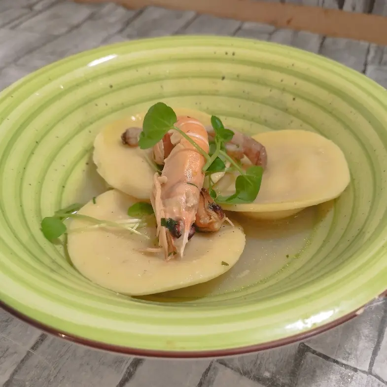 creation thumb for Ravioli with ricotta and gamberi in wine souce