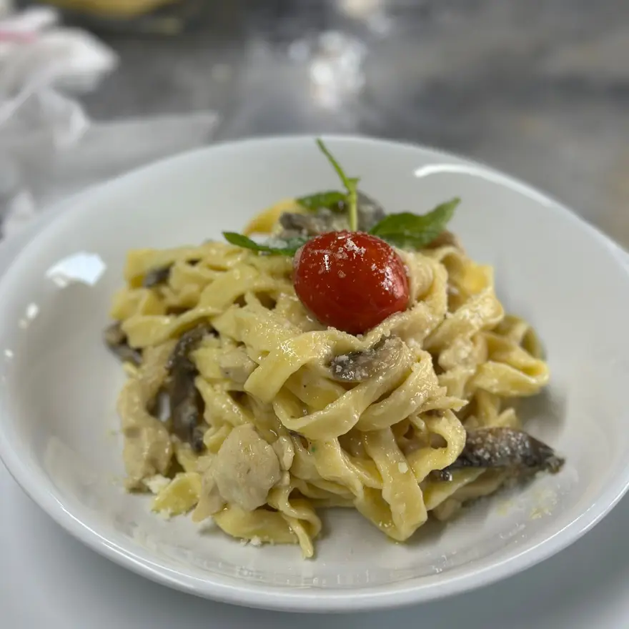 creation thumb for Fettuccine Alfredo con Pollo y Champiñones