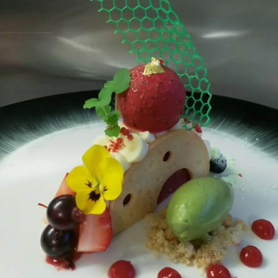 creation thumb for Fraises 🍓 en gelée de jus, sablé à la réglisse, crème onctueuse infusée aux plantes sucrées et sorbet au jus de blé vert.
#lhysope #michelinguide #gaultetmillau #fraise #dessertalassiette #guidemichelin #larochelle