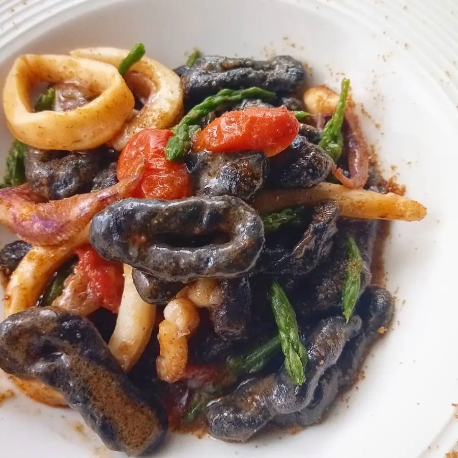 creation thumb for Lorighittas with squid ink with squid, datterini tomatoes, asparagus tips and bottarga