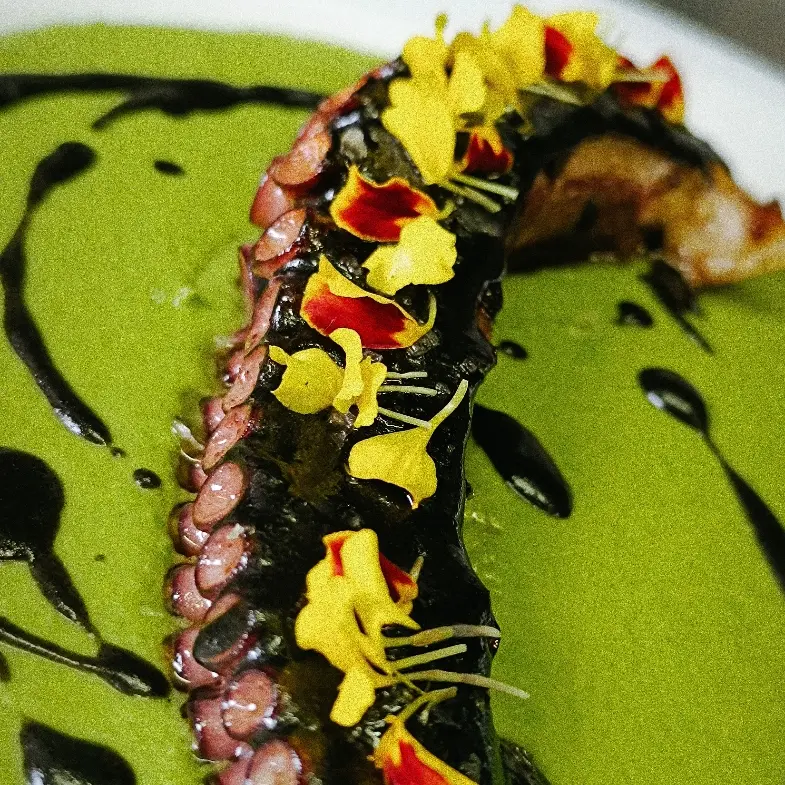 creation thumb for Pulpo a la brasa con una crema de guisantes y salsa quemada