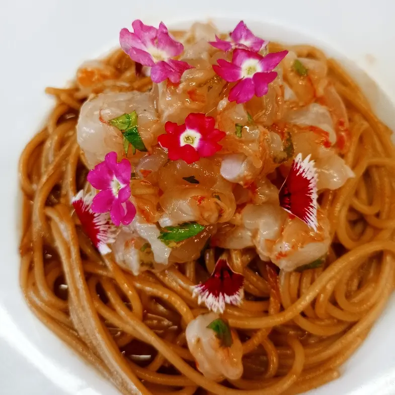 creation thumb for Red shrimp pasta with steak tartare of its body and its juice