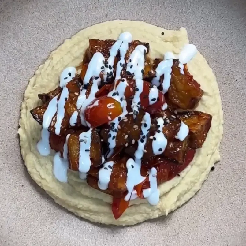creation thumb for Hummus mit Gochujang-Glasierten Auberginen & Kirschtomaten