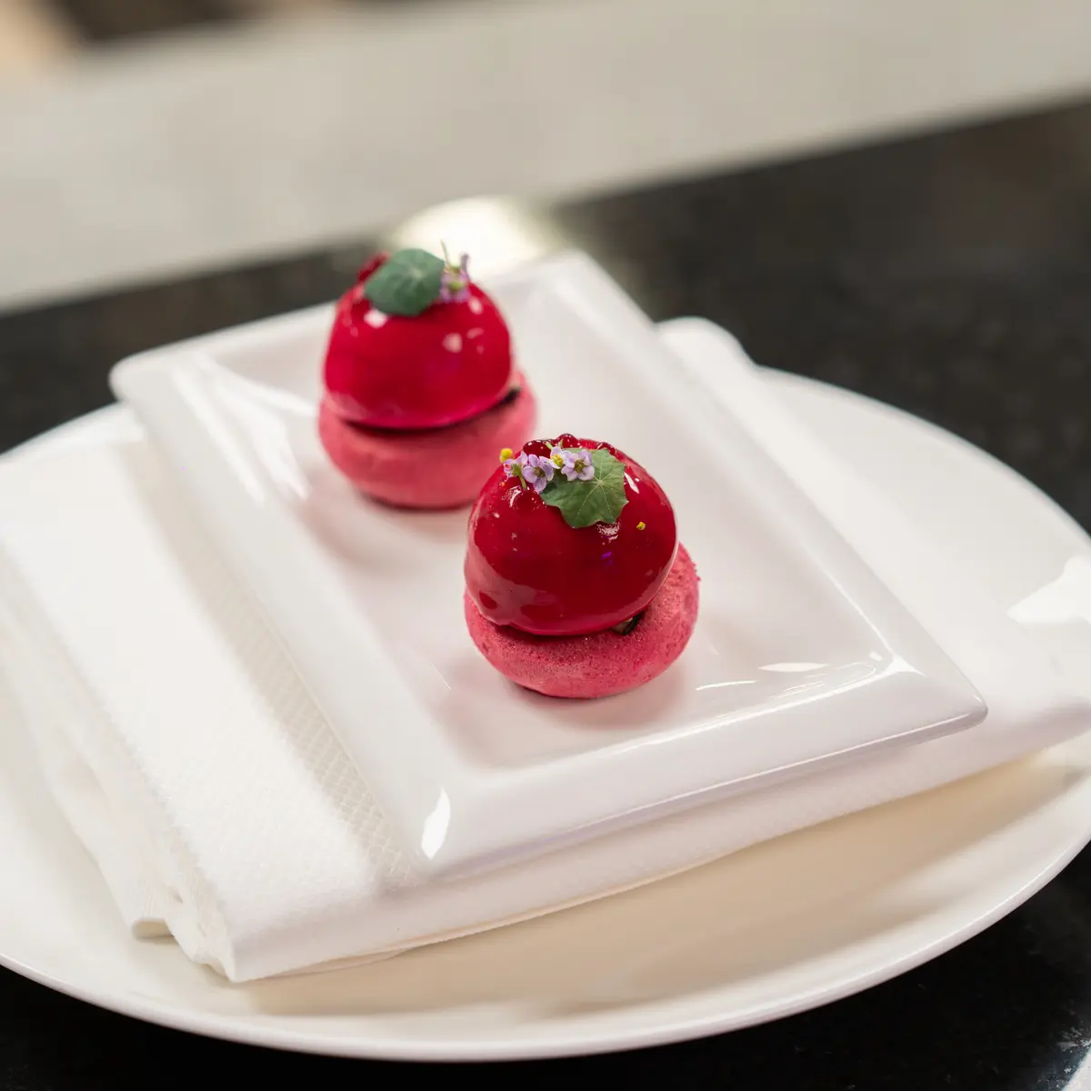 creation thumb for Canapé mit Macarons und Ziegenquark