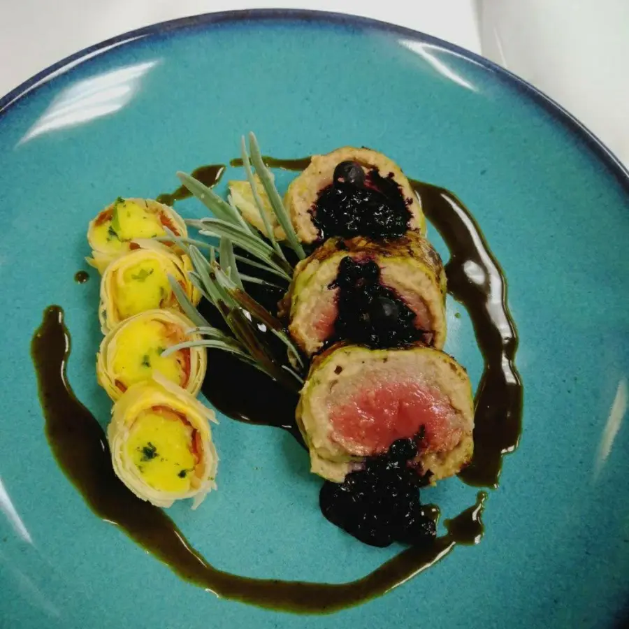 creation thumb for Heidschnucken Rücken, thymianjus, kartoffel speck roulade,Fliederbeeren