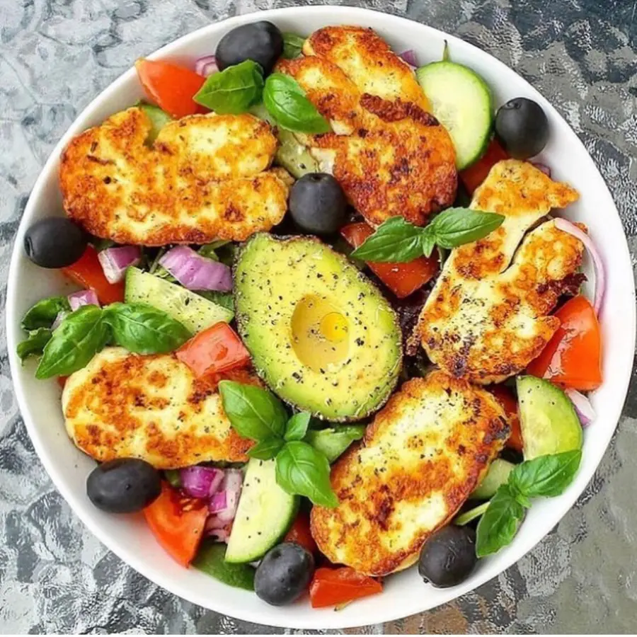 creation thumb for Mediterranean salad with halloumi