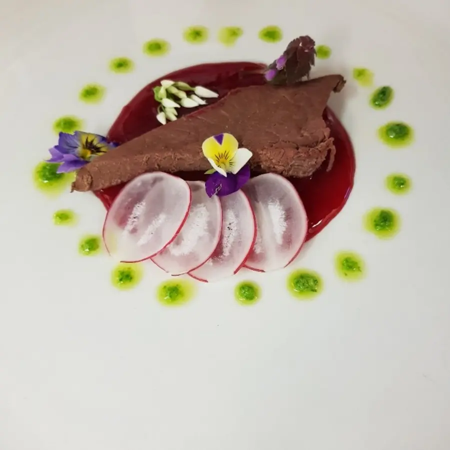 creation thumb for Hirschkeule, Rote Beete juice, Bärlauch- Pesto,  Radieschen, Wildkräuter