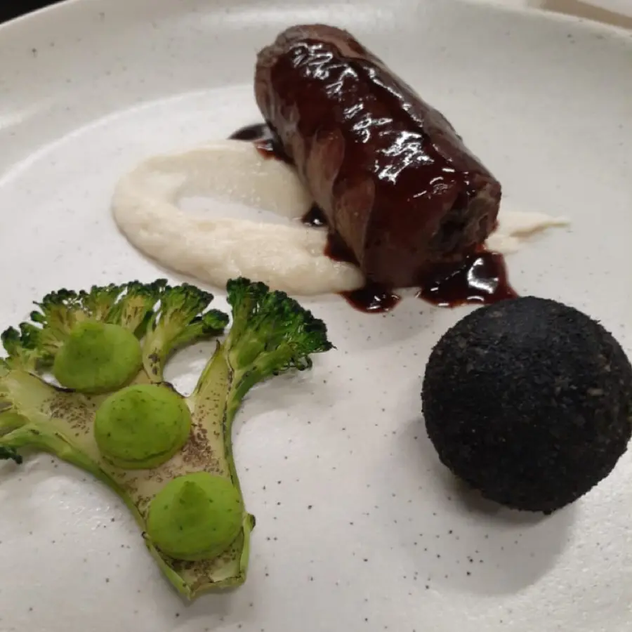 creation thumb for Lomo de cordero con duxelle de champiñon y salsa Demi glase de cordero, puré de arveja y menta, guiso de quinoa apanado en tinta de calamar