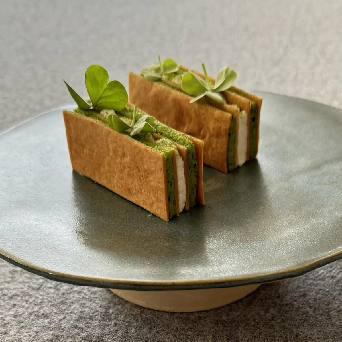 creation thumb for Crackers avec crème de pois et burrata