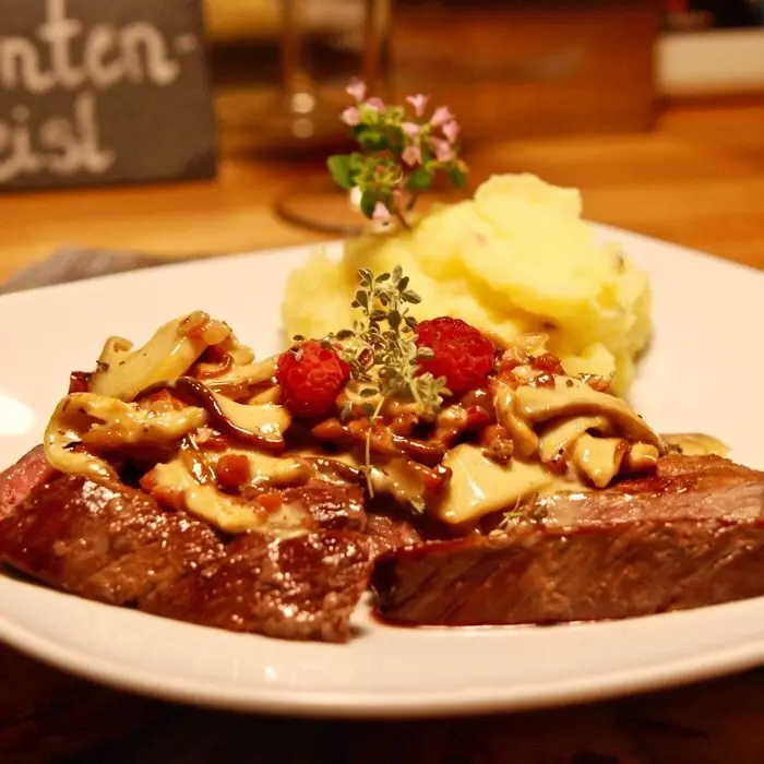 creation thumb for Rinderhüftfilet auf einer Steinpilzsauce🍄