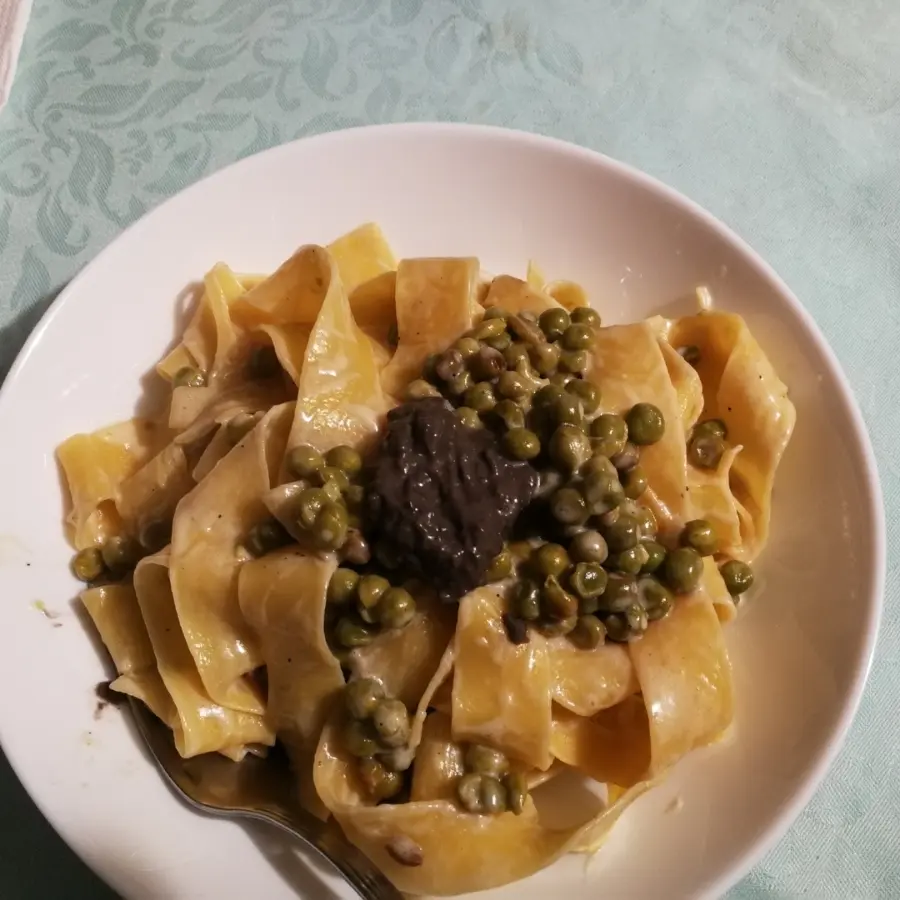 creation thumb for Pappardelle con piselli e crema di tartufo nero