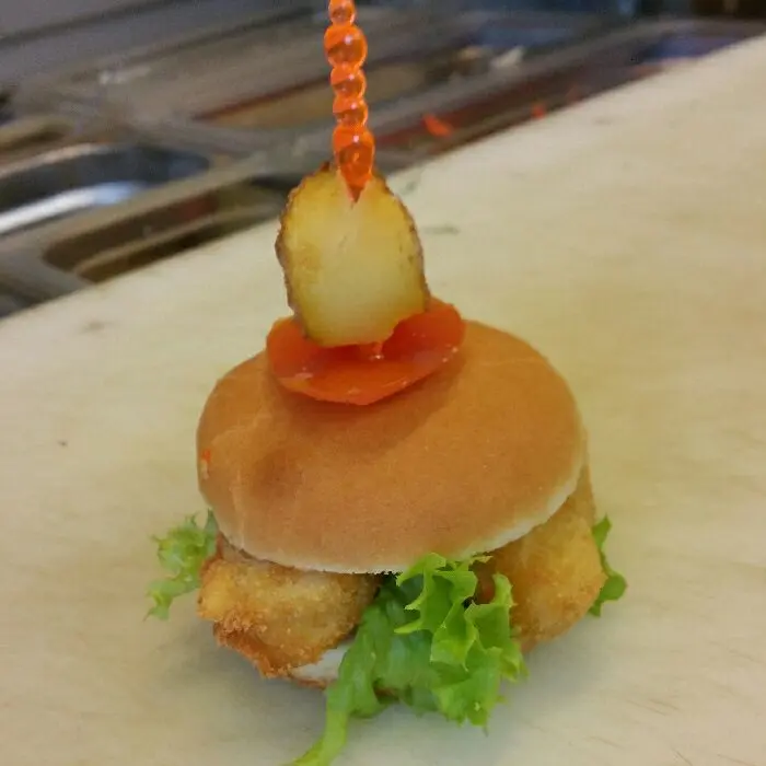 creation thumb for Fischstäbchen Burger vom Dorsch mit Pommes oder Kartoffel spalten für kinder