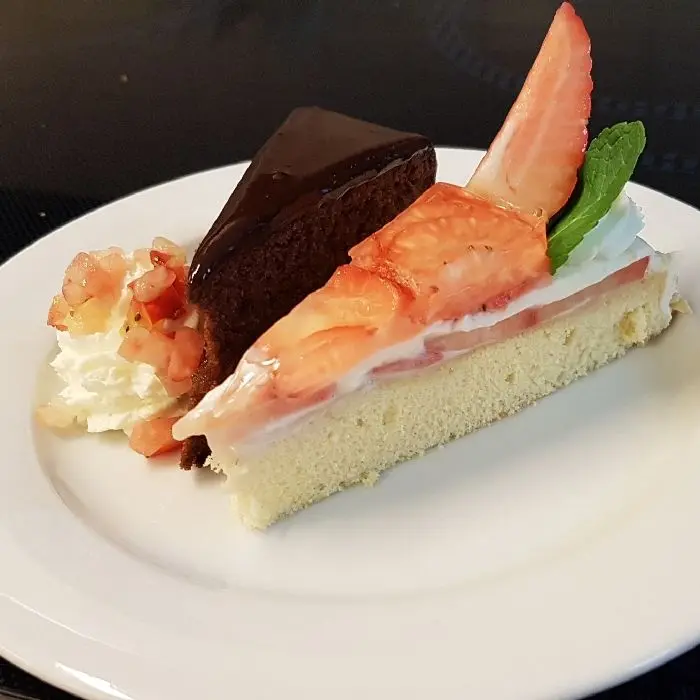 creation thumb for Zweierlei Kuchen mit Schlagobers und Erdbeeren