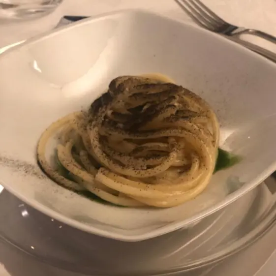 creation thumb for Spaghettone cacio e pepe, clorofilla di erbe e polvere di limone affumicato