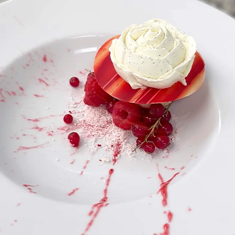 creation thumb for Pavlova-Rose mit Himbeeren