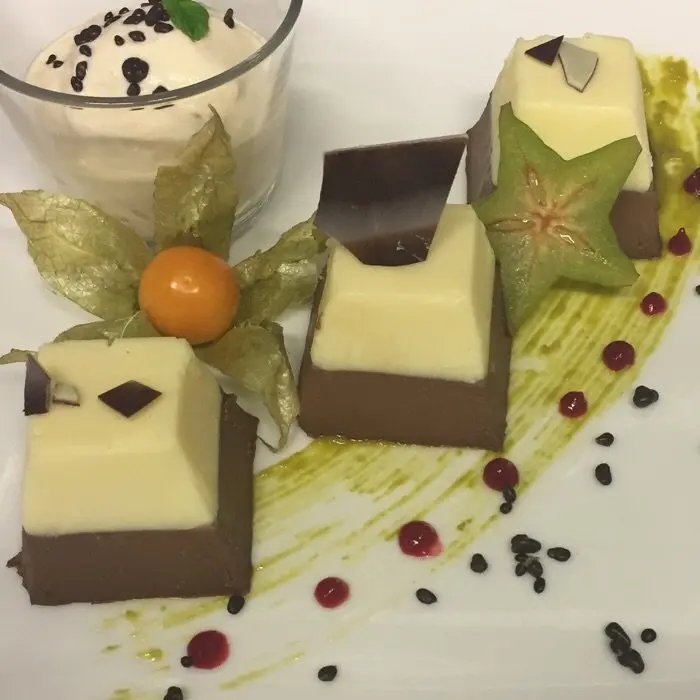 creation thumb for Panna Cotta von weißer und dunkler Schokolade