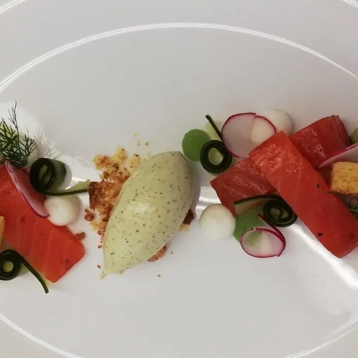 creation thumb for Gebeizter Lachs mit  Senfeis, gepickelter Gurke und Safranbrioche