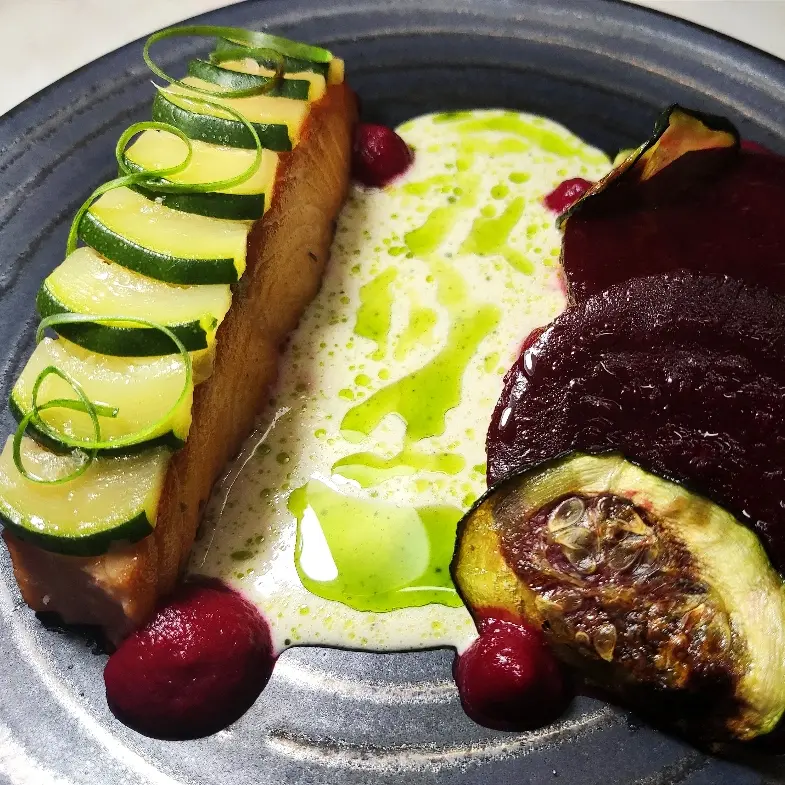 creation thumb for Salmon/steamed zucchini and beetroot/zucchini chips