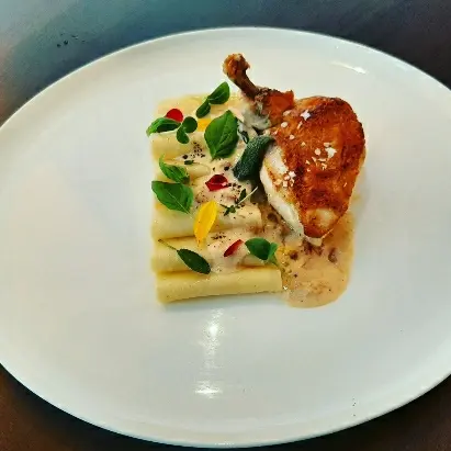 creation thumb for Maishahnchen mit mudel plates und tomaten salbei espuma