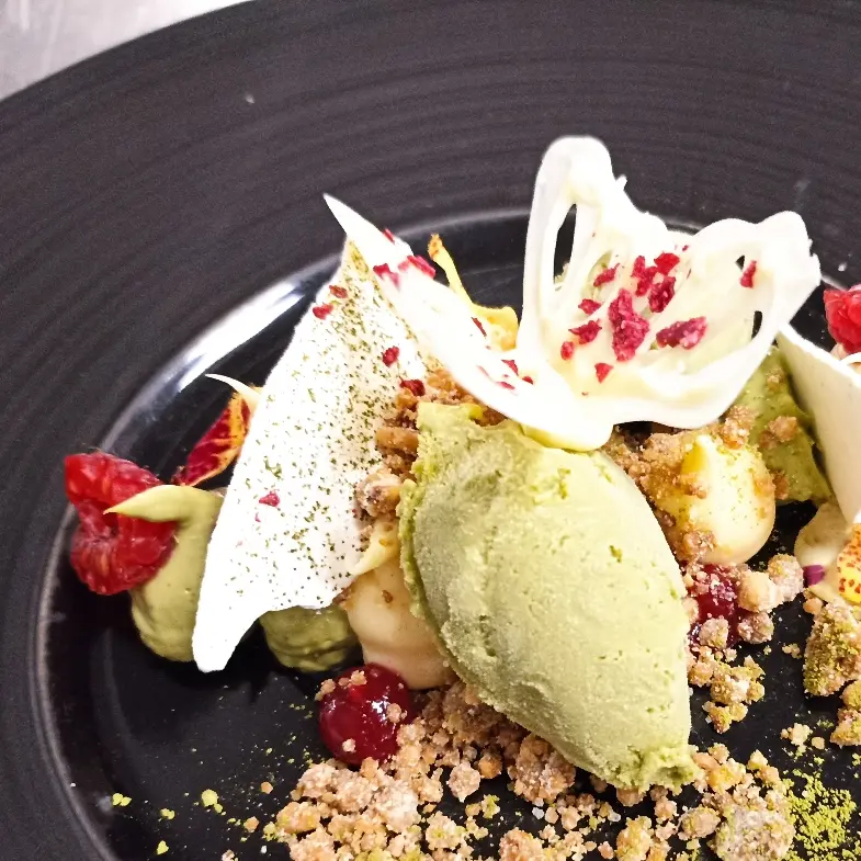 creation thumb for Matcha cream with yogurt crumble and raspberry gel