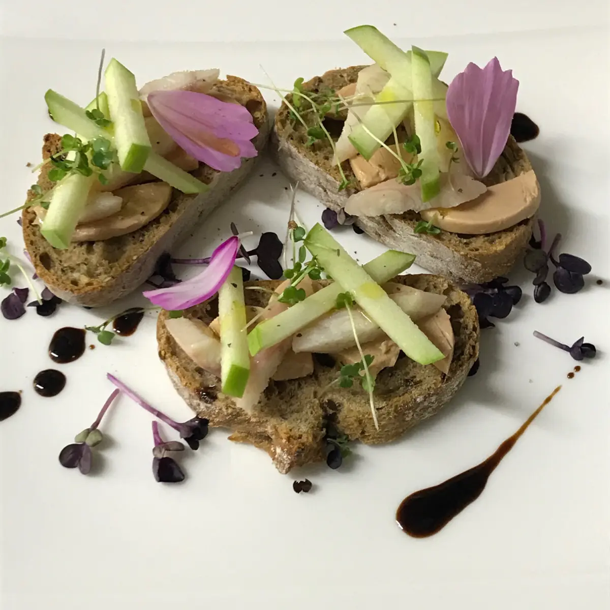 creation thumb for Bruschette con foie gras, anguilla affumicata e mela verde