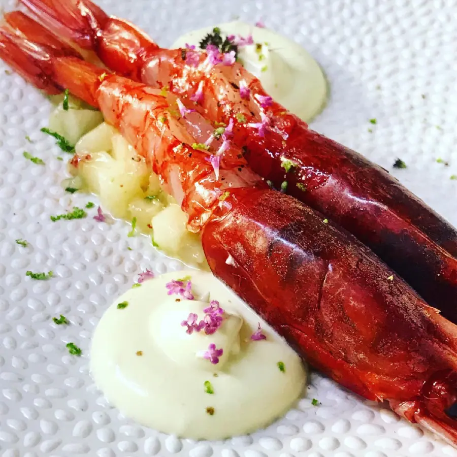 creation thumb for Gamberi rossi con tartare di pesche e crema acida affumicata