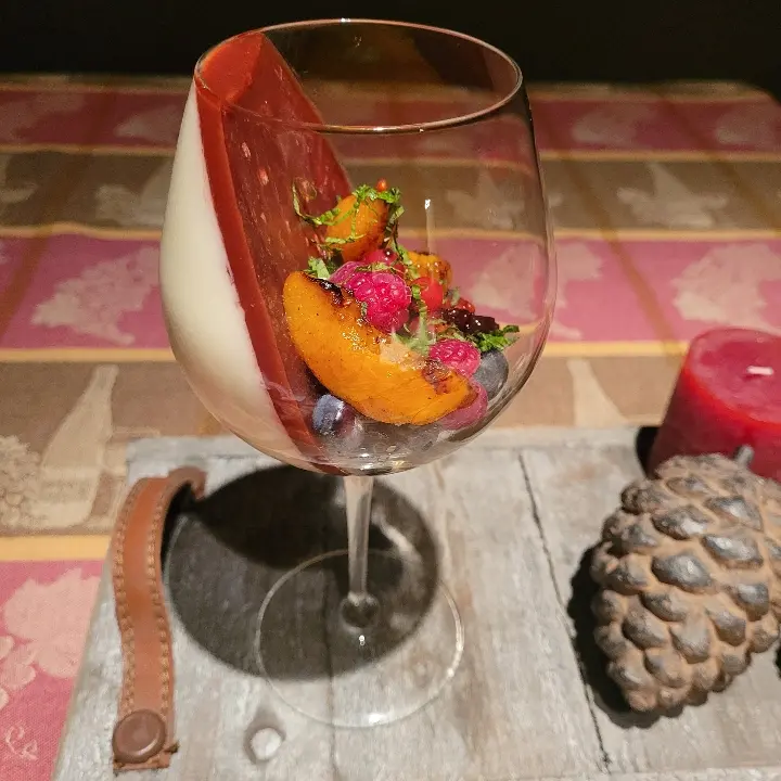 creation thumb for Pannacotta, berries and peach, kaviar balsamic,sliced menthe