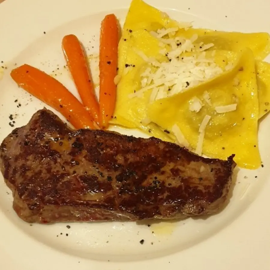 creation thumb for Rostbraten mit Steinpilz-Triangoli und glacierten Karotten