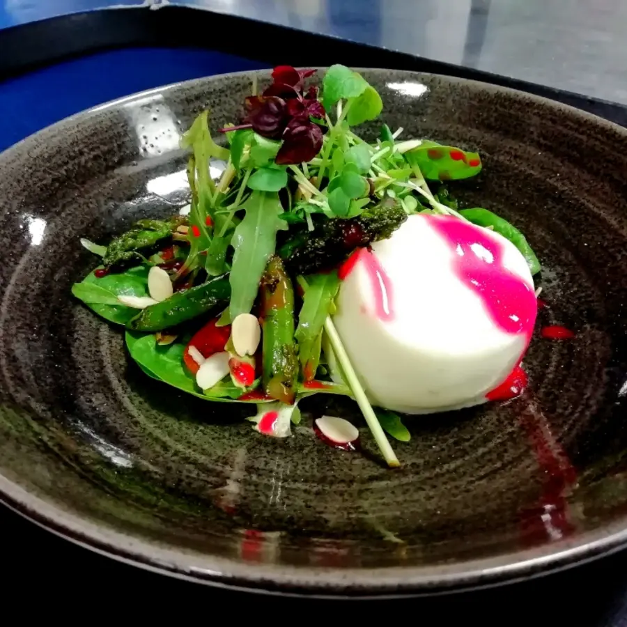 creation thumb for Spargel Panna cotta mit Wildkräutersalat und Himbeer Dressing.