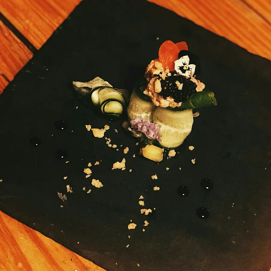 creation thumb for Salmão em cama de pepino marinado