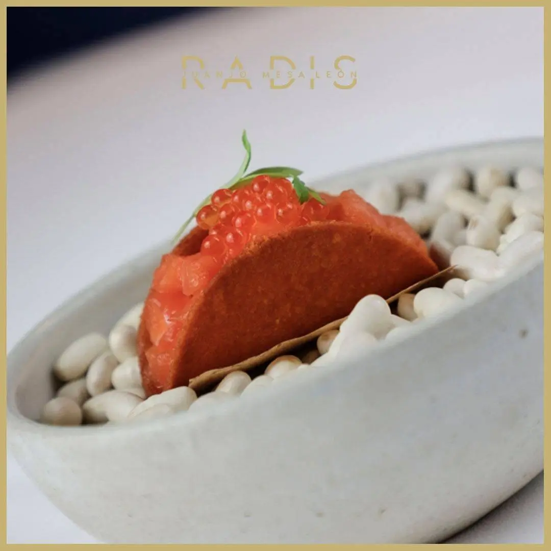creation thumb for Taco opaco al pomodoro e paprika con tartare di trota e uova