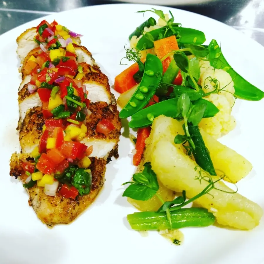 creation thumb for Grilled chicken breast with pico de gallo and vegetables