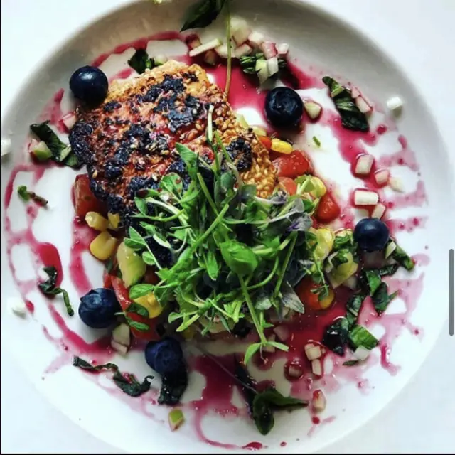 creation thumb for Lachs mit Sesam. Gastrique mit Beeren. Gerösteter Mais. Gurke.