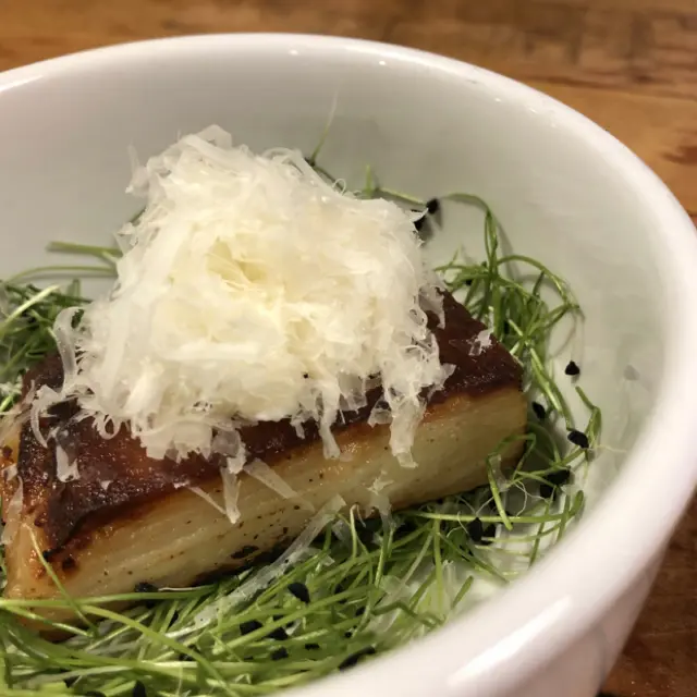 creation thumb for Kartoffelpave. Geräucherte Rosmarin-Chèvre-Kugel. Pecorino-Späne.