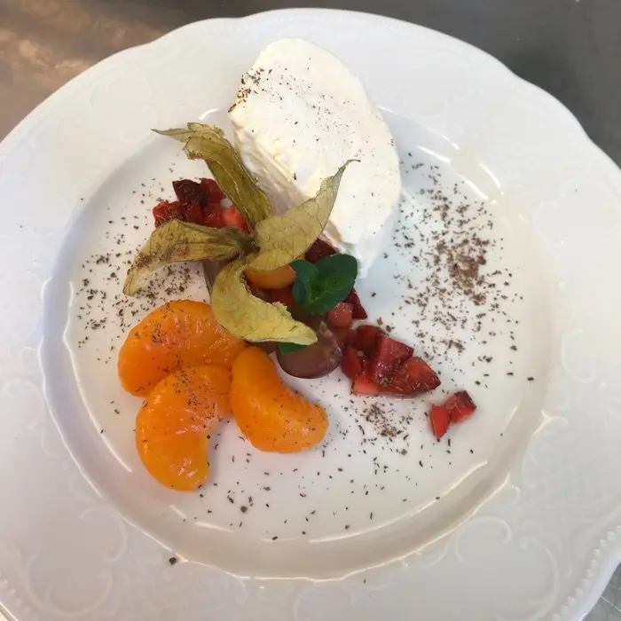 creation thumb for Vanilleparfait mit marinierten Mandarinen und Erdbeeren