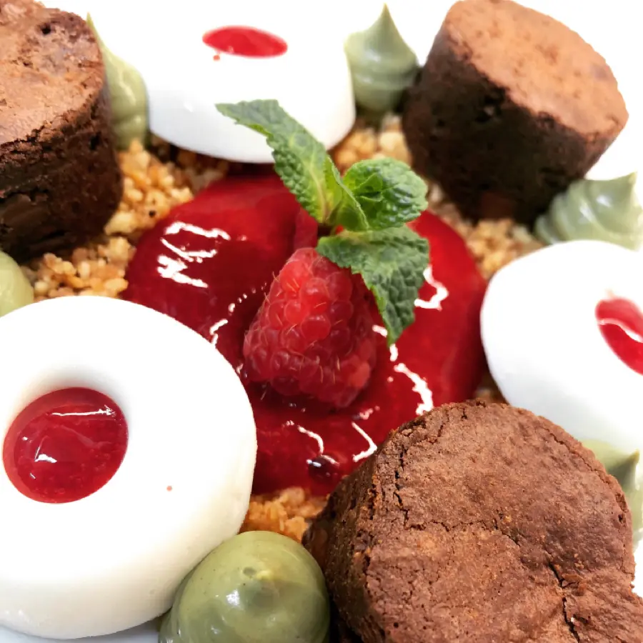creation thumb for Brownies, cocco, lamponi e pistacchi .